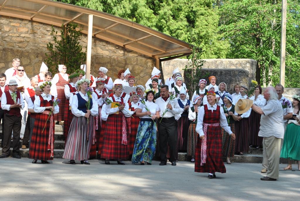 KONCERTA NOSLĒGUMĀ sveiciens goda virsdiriģentam Edgaram Račevskim (pirmais no labās). 
Autors: Aivars Bite