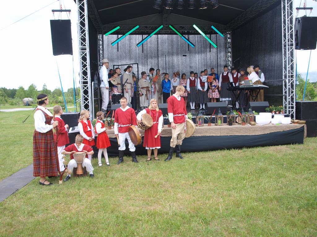 SKAN BRAŠI. Viens otru nomainot, uz skatuves kāpa speciālo izglītības iestāžu audzēkņi.
Autors: www.staburags.lv