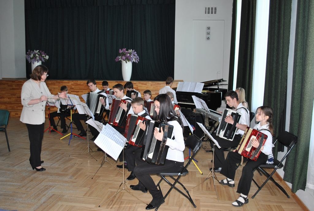 SĒDI ATKLĀJA Kokneses mūzikas skolas audzēkņi ar sagatavotu nelielu koncertprogrammu. Lielāko sajūsmu raisīja Kokneses mūzikas skolas kamerorķestra (vadītāja Iveta Bērziņa) sniegums.