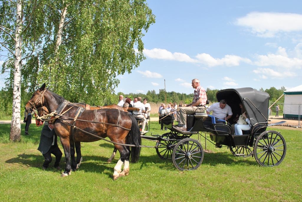 Iesildīšanās. Viens no pirmajiem izklaides braucieniem “Zirgu stacijai” bija  Likteņdārzā.
Autors: Imants Kaziļuns
