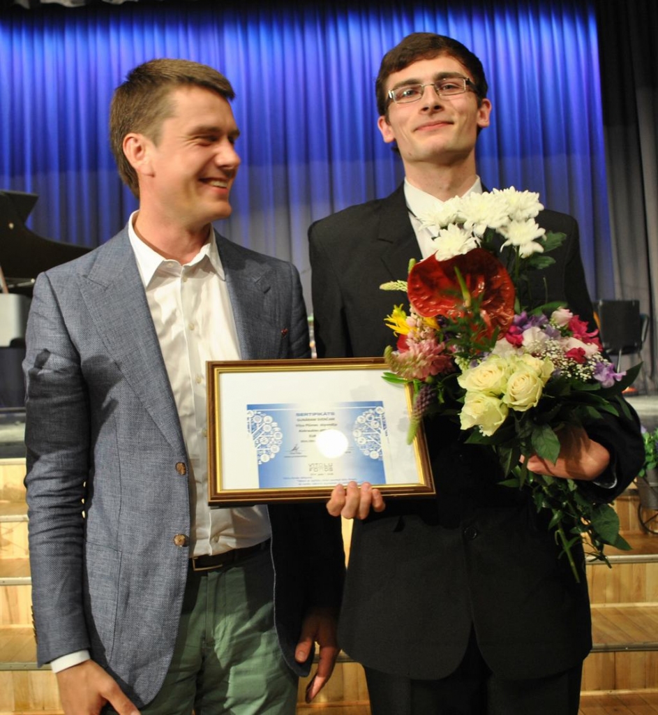 SAŅEM APLIECINĀJUMU. Māris Plūme (no kreisās) Gunāram Svenčam nodod apliecinājumu par piešķirto stipendiju.  
Autors: Guna  Mikasenoka