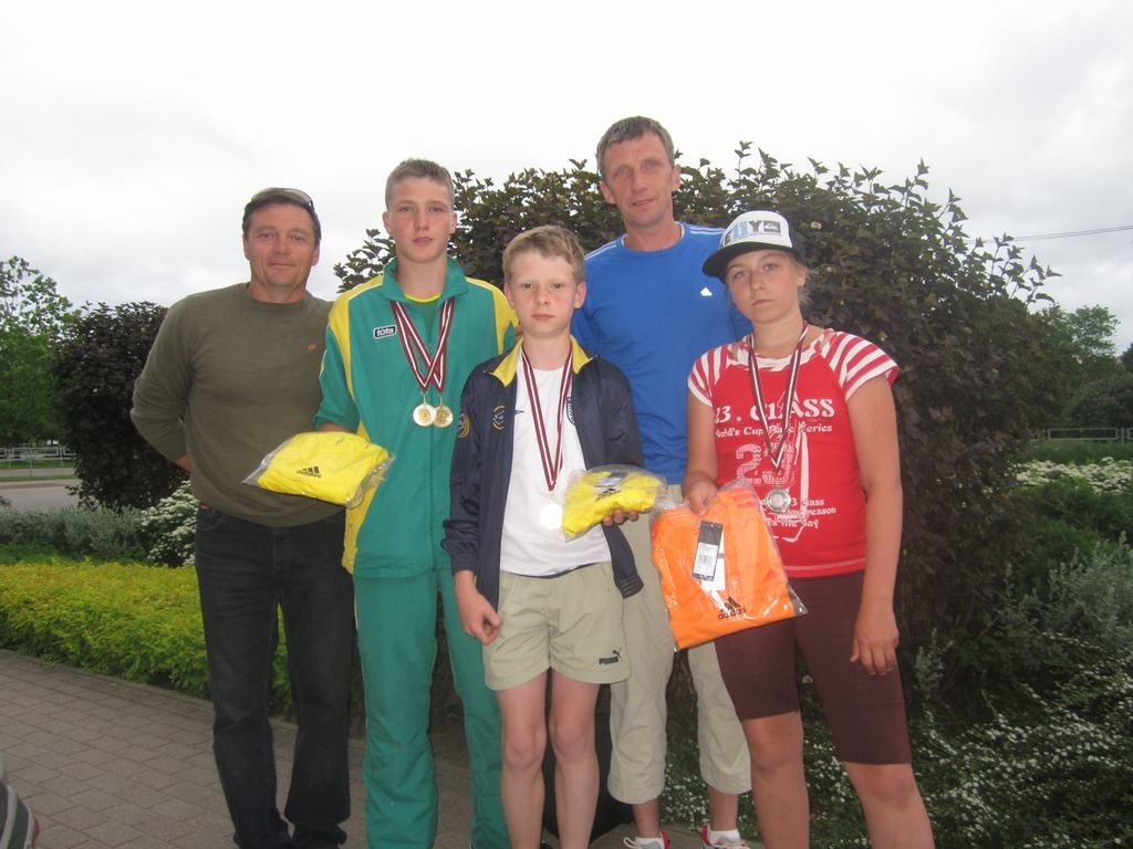 Medaļu prieks. Valērijs Veļčinskis (no kreisās), Oļegs Kozjakovs, Pāvels Kuzmins, Aigars Rublis un Aleksandra Lazareva pēc sacensībām.          
Autors: no privātā albuma