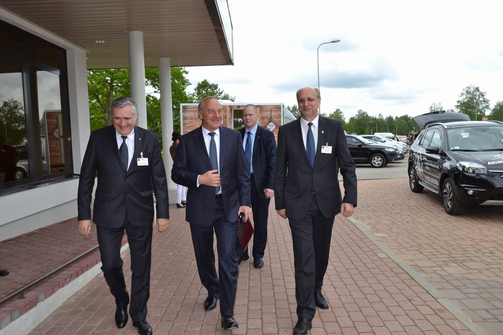 KONGRESS VAR SĀKTIES. Aizkraukles novada domes priekšsēdētājs Leons Līdums (no labās) un Latvijas Pašvaldību savienības priekšsēdis Andris Jaunsleinis (no kreisās) pie novada kultūras nama sagaida viesi — Valsts prezidentu Andri Bērziņu (vidū). 
Autors: Guna Mikasenoka