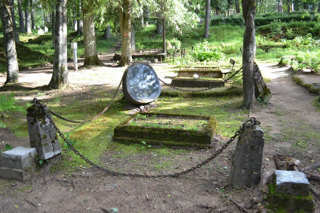 Labi saglabājusies kroņa vanna Jaunjelgavas kapos. 
Autors: Līga Patmalniece