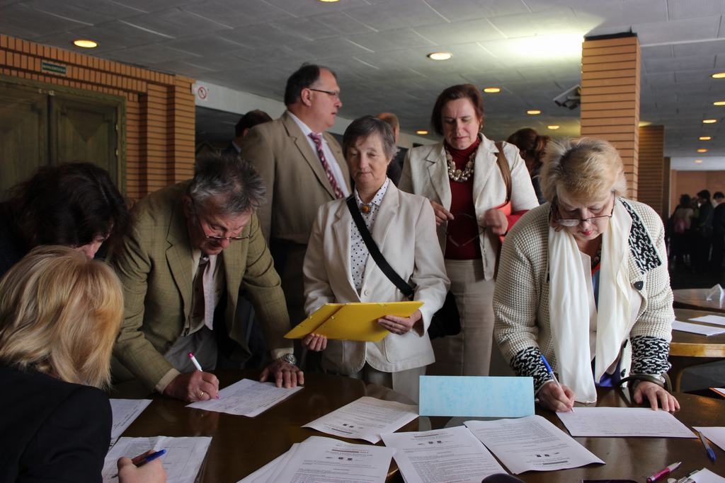 DALĪBNIEKU DAUDZ. VII Sēlijas kongresā piedalījās arī vairāki neretieši. Priekšplānā — Ruta Aukšpole (no labās) un Zigfrīda un Ģirts Ozoliņi.  
Autors: Laura Liepiņa