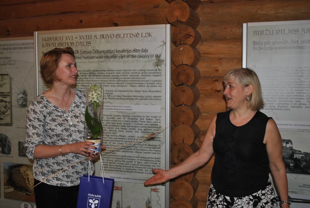 Atklāšanas dienā. Biržu muzeja pārstāve Lina Kuncite (pa kreisi) un Aizkraukles muzeja  direktore Dzintra Cepure stāsta, ka iecere atvest lietuviešu ekspozīciju uz Aizkraukli lolota ilgi — divus gadus.
Autors: Līga Patmalniece