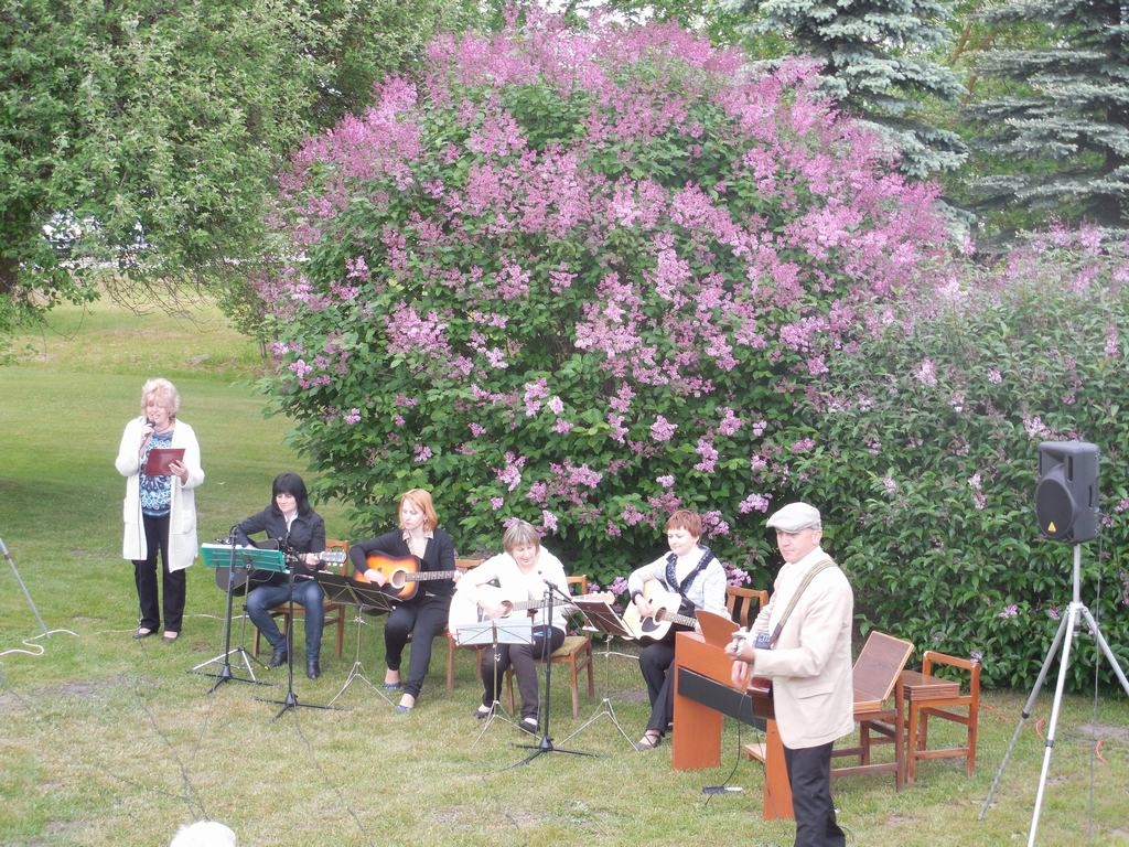 DEBIJA. Pirmais koncerts ģitāristu ansambļa dalībniecēm Aivas Siliņas (no kreisās) un Imanta Pulksteņa (no labās) vadībā. 
Autors: Sandra Pumpure