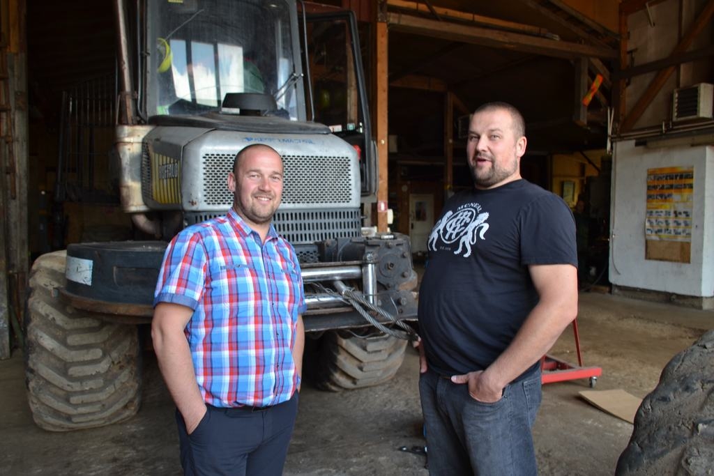 Nebaidīties idejas realizēt dzīvē! Ar šādu devīzi brāļi Ģirts (pa labi) un Andris Kalnozoli vairāk kā 20 gadu laikā kļuvuši par mežizstrādes profesionāļiem.
Autors: Imants Kaziļuns