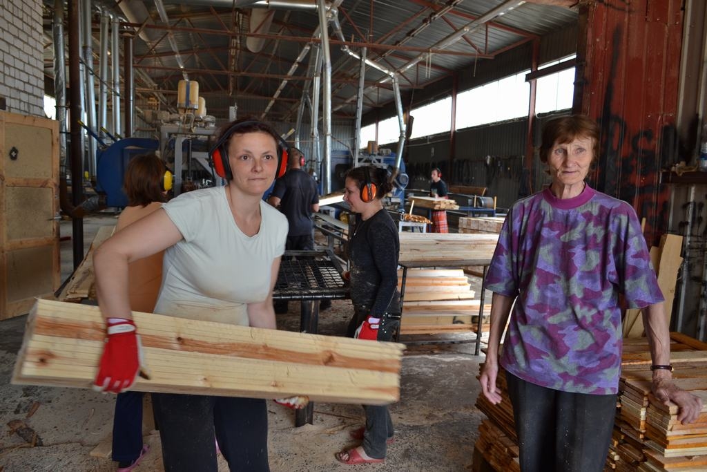 Dienā rokām pārkrauj ap 10 tonnu taras dēļu. Uzņēmuma “MV Tara” strādnieces Daina Trušele (pa kreisi) un Vija Elza Matule.
Autors: Imants Kaziļuns