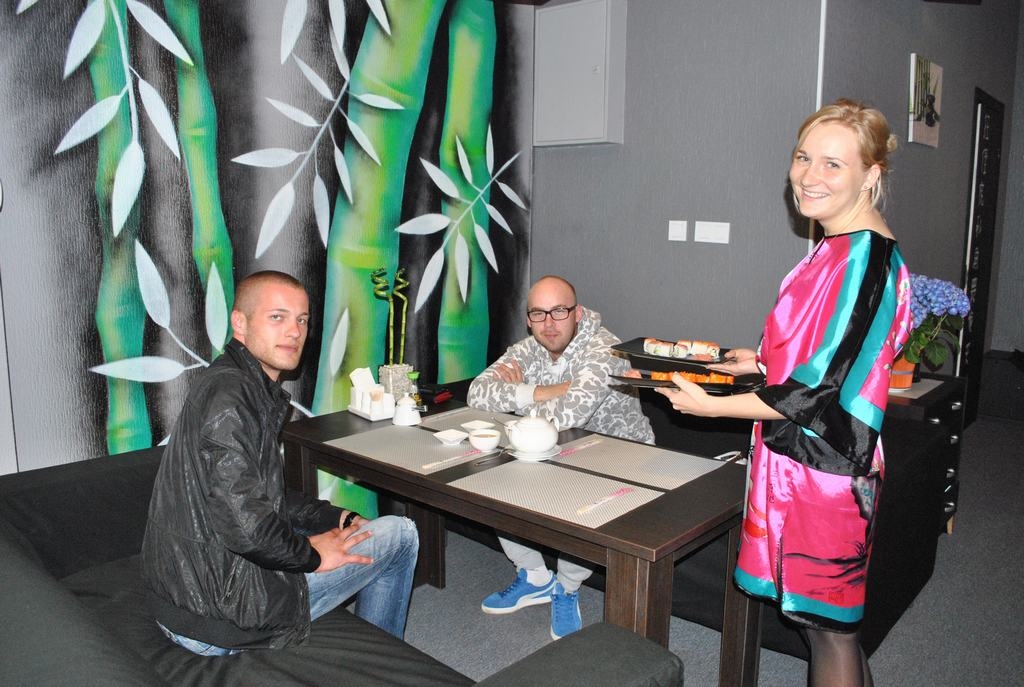 APMEKLĒTĀJU NETRŪKST. Viesmīles Laumas Graudiņas darba tērps pieskaņots bāra nosaukumam, ēdienkartei un interjeram
Autors: Līga Patmalniece