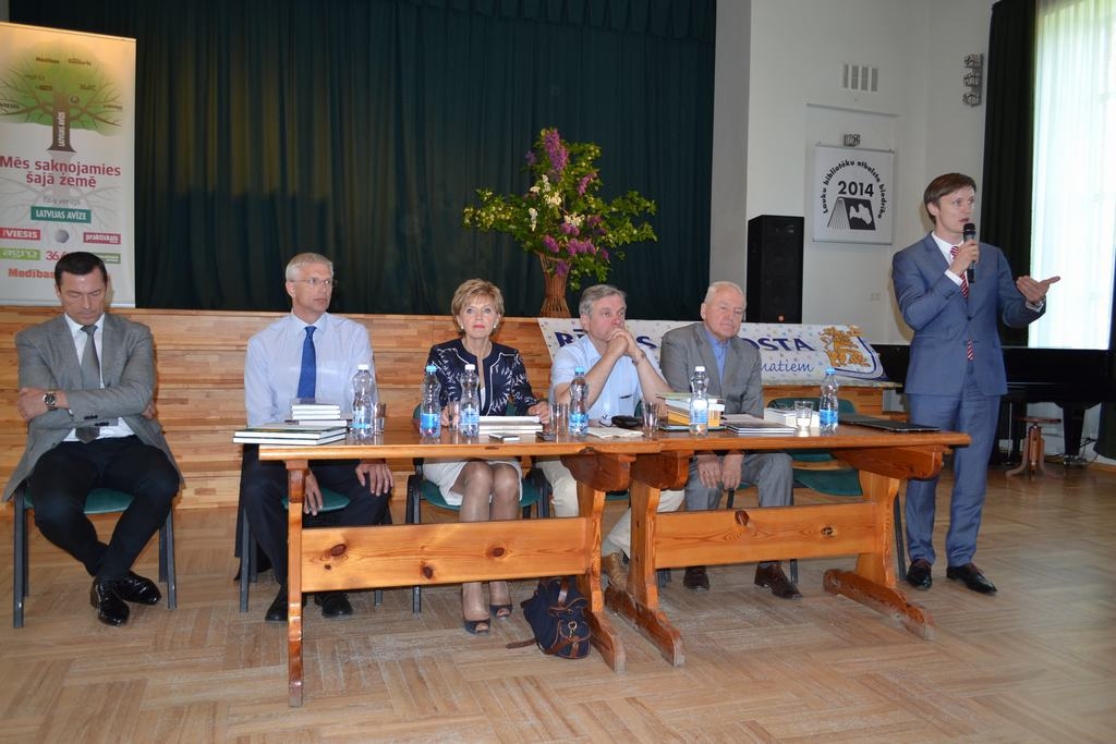 Viss atkarīgs no cilvēka. Ir vienlīdz svarīgi, lai īstais cilvēks, kurš “deg” par savu darbu, ir gan lauku kultūras nama vadītājs, gan deputāts vai darbinieks ministrijā. Andrejs Žagars (no kreisās), Krišjānis Kariņš, Inese Vaidere, Kārlis Šadurskis, Rihards Pīks un Rihards Kols. 
Autors: Līga Patmalniece