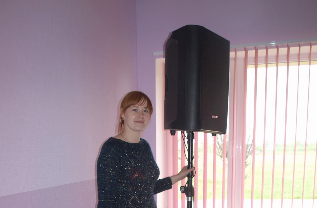 NODERĒS. Par jauno skaņu aparatūru priecājas ir arī Zalves pagasta bibliotekāre Sondra Bulindža.  Arī viņai padomā, ka to varētu izmantot dažādos pasākumos.
Autors: Indulis Burka