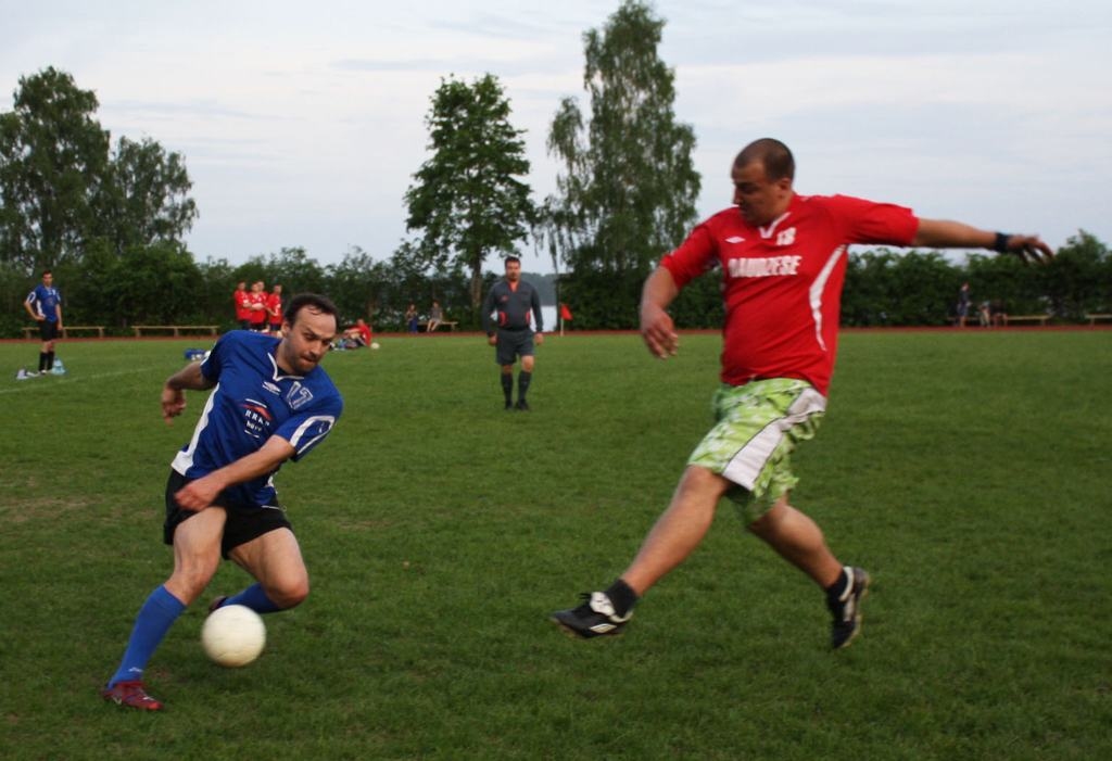 Neapturams! Koknesietis Didzis Bērziņš (no kreisās) “Daudzeses” vārtsargam sagādāja lielas galvassāpes.
Autors: Ginta Grincēviča