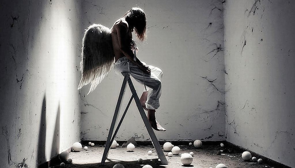 Pirmssvētku laiks daudzos saasina ilgi auklēto vientulības sajūtu. Ja pats neklauvēsi un nebūsi gatavs atvērt savas sirds durvis, palīdzību būs grūti atrast — atzīst psihologi. 
Autors: no djchuhan.com 