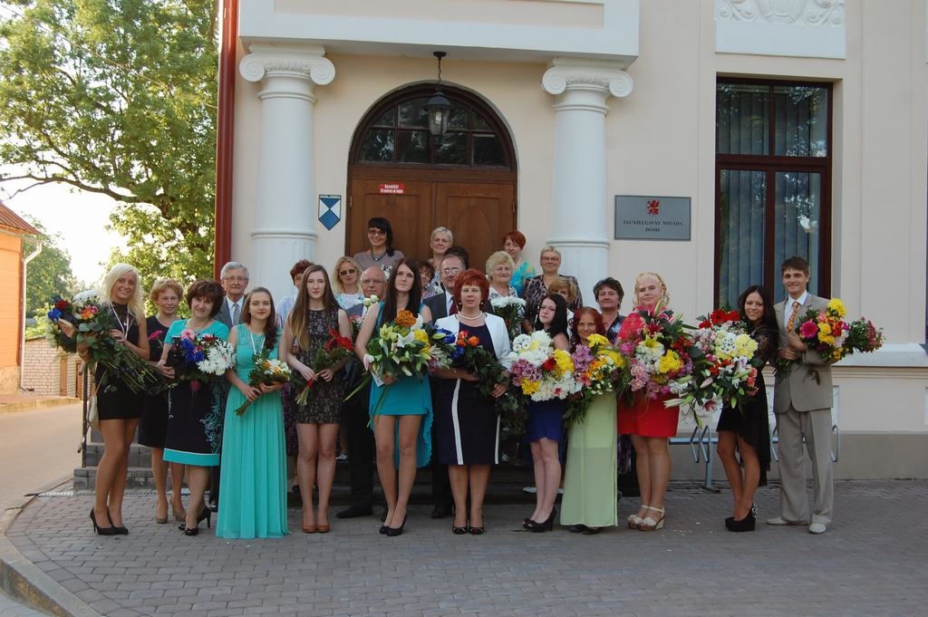 Ceļa sākumā. Tas turpināsies, studējot jurisprudenci, medicīnu, farmāciju, dienot bruņotajos spēkos. Tādas ir dažas Jaunjelgavas vidusskolas 12. klases šīgada beidzēju izvēlētās profesijas. Attēlā — absolventi kopā ar skolotājiem un mecenātiem.  
Autors: no skolas arhīva