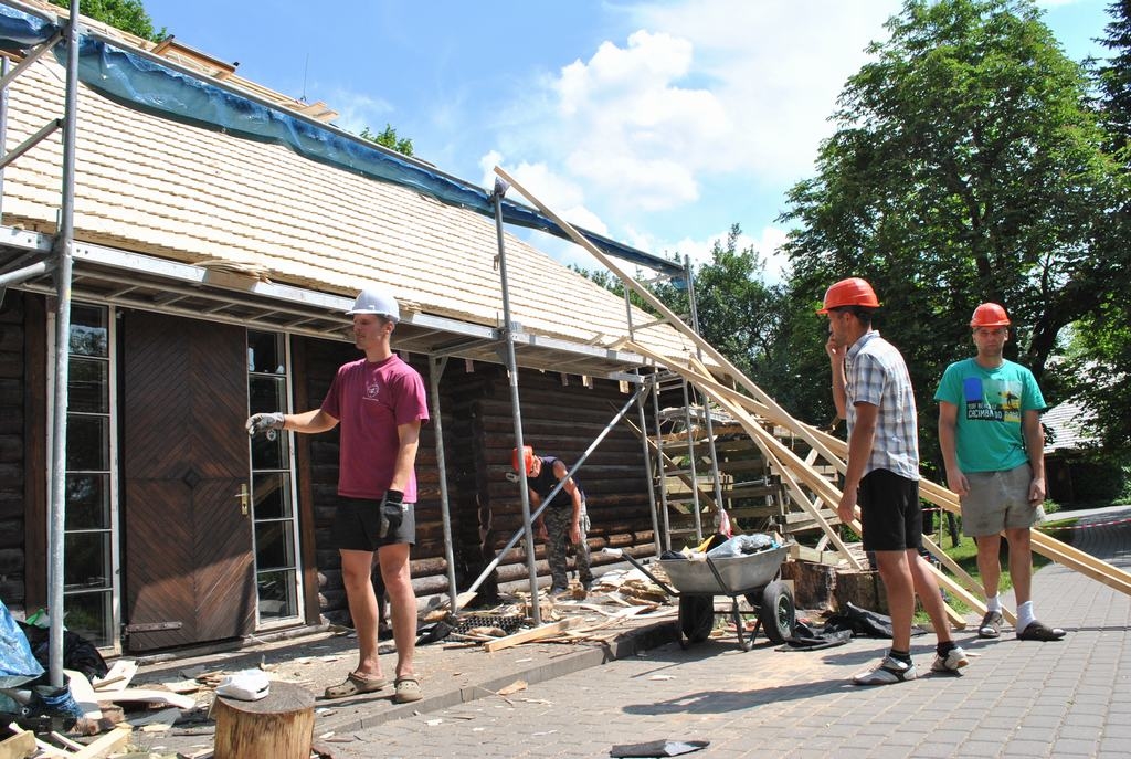 Pēc senču metodes. Koka skaidu jumtu klāšanas speciālisti no Vecpiebalgas novada strādā Aizkrauklē.
Autors: Imants Kaziļuns