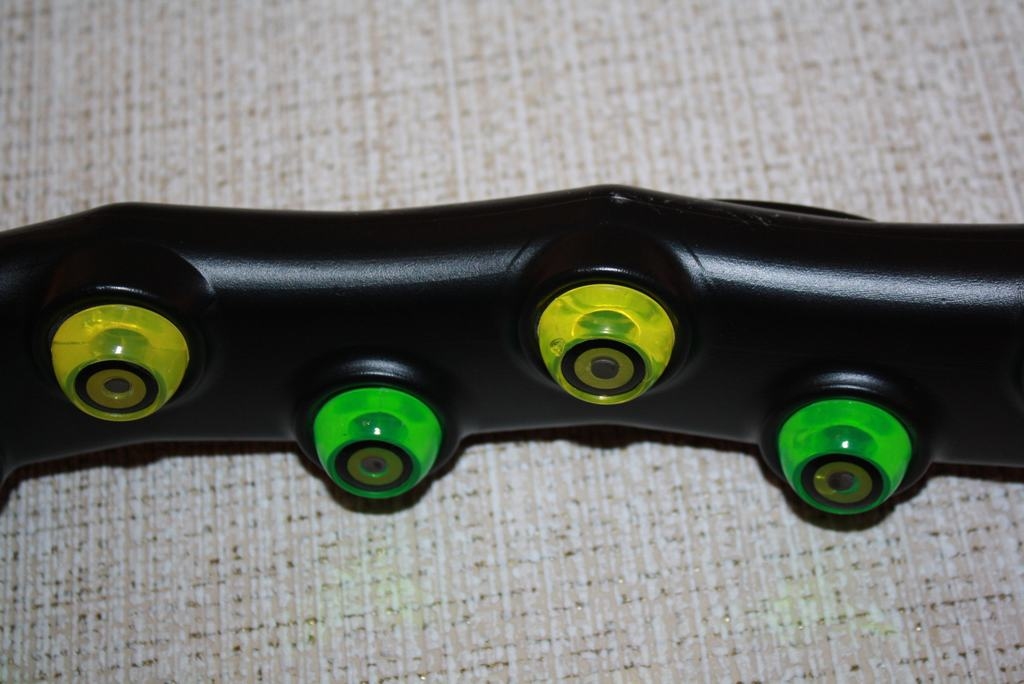 Labākam rezultātam. Divus kilogramus smagam riņķim divās rindās izvietotas plastmasas masāžas bumbiņas.
Autors: Ginta Grincēviča