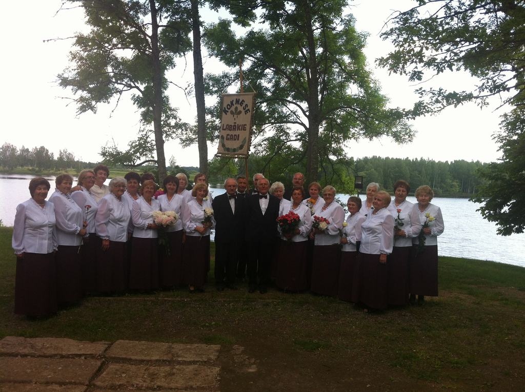 JUBILEJAS REIZĒ. Senioru koris “Labākie gadi” pēc koncerta.	
Autors: Olita Upmale