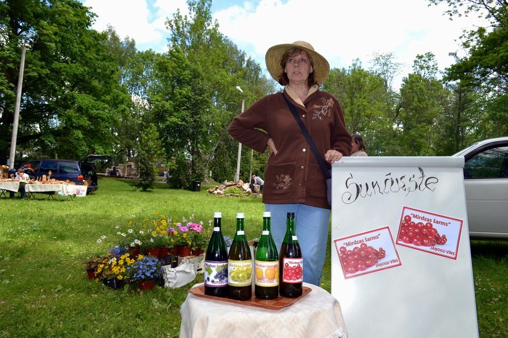 Pārsteidz ar garšu. Šarmantā sunākstiete Mirdza Caune un viņas vīni.
Autors: Imants Kaziļuns