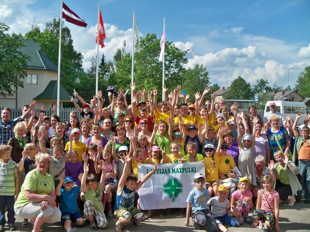 DARBS PADARĪTS. Vislatvijas mazpulcēnu salidojuma dalībnieki. 
Autors: Gunta Romule