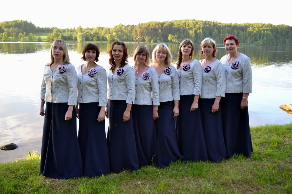 Talantīgās sunākstietes — pašas dzied, pašas šuj. 
Autors: Līga Patmalniece