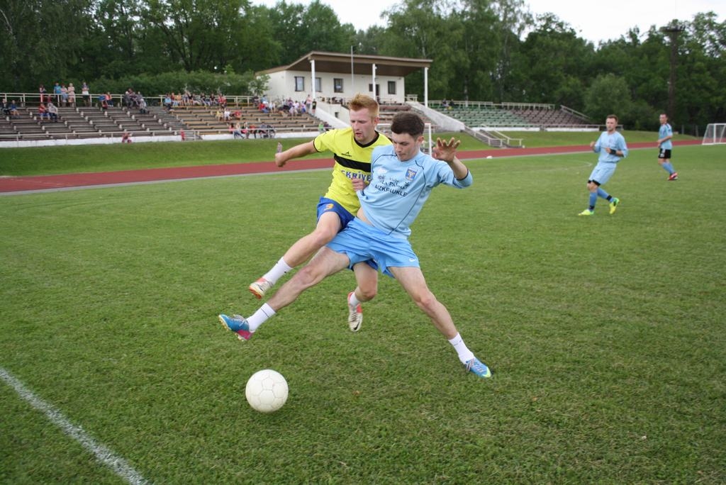 Cīņā par bumbu. Vienību “Skrīveri” un “Aizkraukle/Silarozes” futbolisti laukumā rādīja lielisku spēli. Priekšplānā vienības “Aizkraukle/Silarozes” aizsargs Ilmārs Taškāns, aiz viņa “Skrīveru” uzbrucējs Jānis Kokainis.
Autors: Ginta Grincēviča