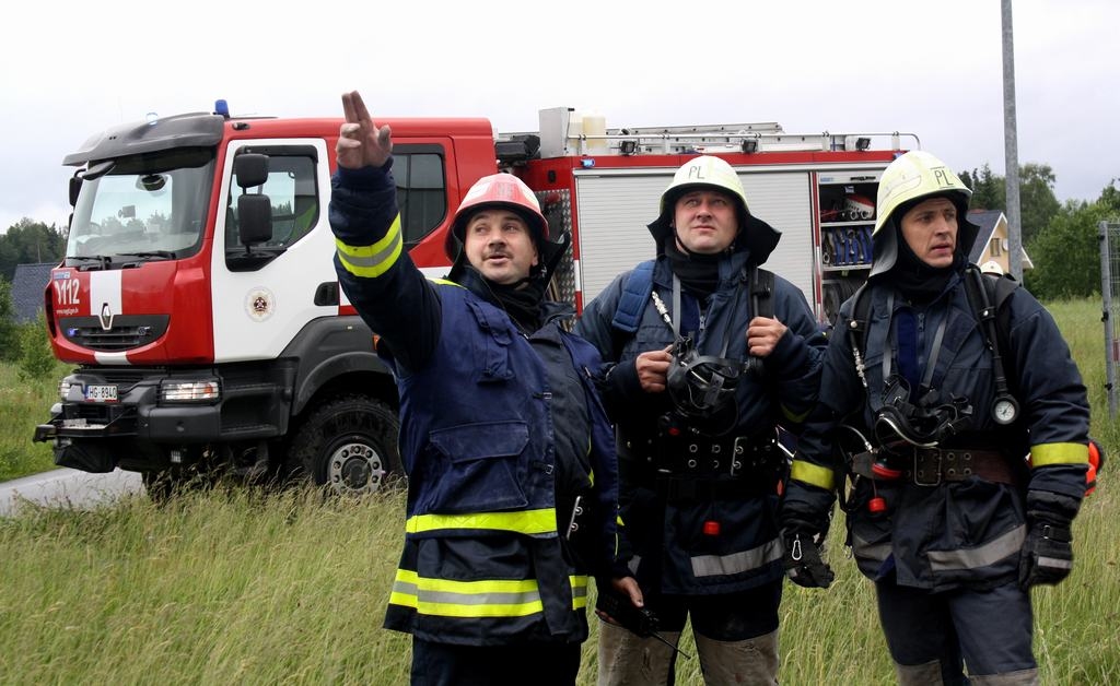 No īsta izsaukuma uz imitētu. Pļaviņu vienība mācībās ieradās pēc izsaukuma uz Jēkabpili un uzreiz ķērās pie darba. No kreisās Juris Gorbačovs (Neretas postenis), Zigmunds Kaulakāns un Agnis Zaprauskis (Pļaviņu postenis).
Autors: Ginta Grincēviča