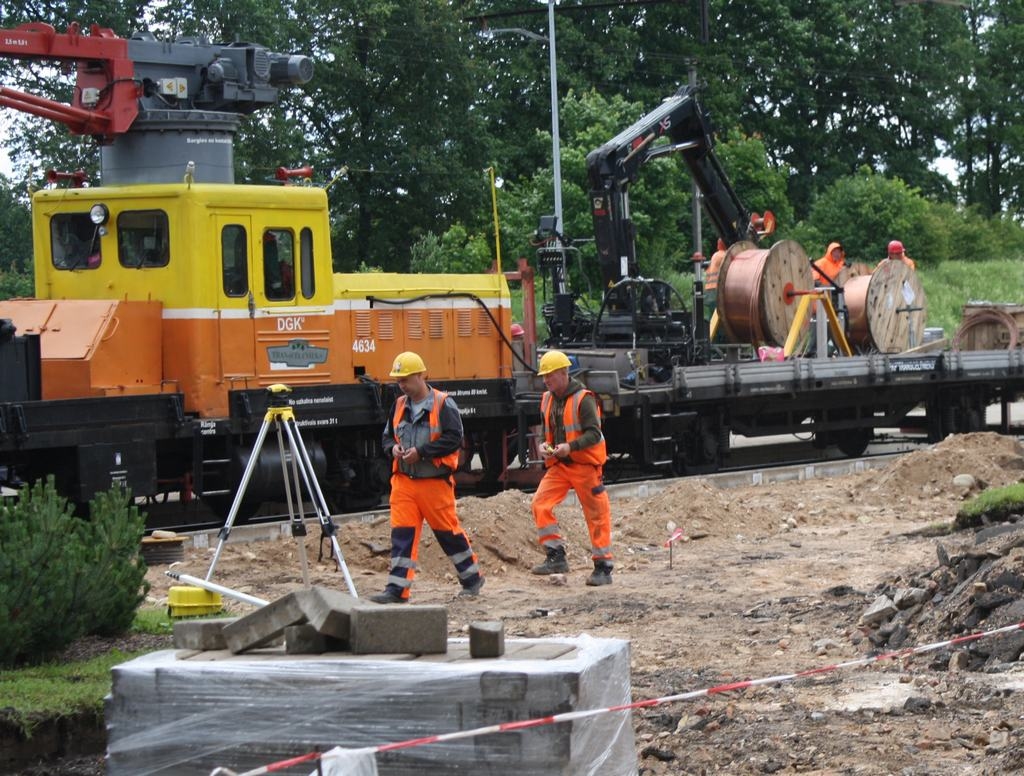 Jebkādos apstākļos. Strādnieki Skrīveru dzelz­ceļa stacijas apkārtnē turpina darbu arī lietū, lai augusta vidū iedzīvotājiem vilcienu gaidīt būtu patīkamāk.
Autors: Ginta Grincēviča