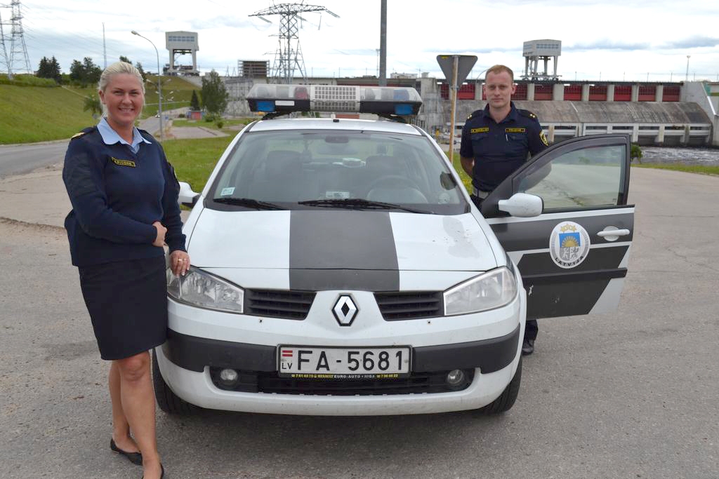 UZRUNĀS LĪDZCILVĒKUS. Valsts policijas Zemgales reģiona pārvaldes Kārtības policijas biroja Patruļpolicijas nodaļas patruļdienesta rotas kārtībniece Jeļena Pičoha (pa kreisi) un inspektors Ainārs Paeglis. 
Autors: Evita Apiņa
