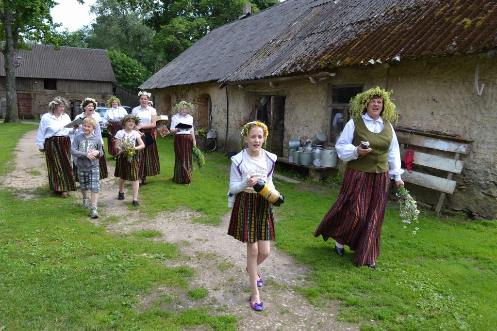 “Skudru” sētā Līgo dziesmas ir tik iederīgas. Sieviešu vokālais ansamblis “Staburadze” ieskandina svētkus.
Autors: Imants Kaziļuns