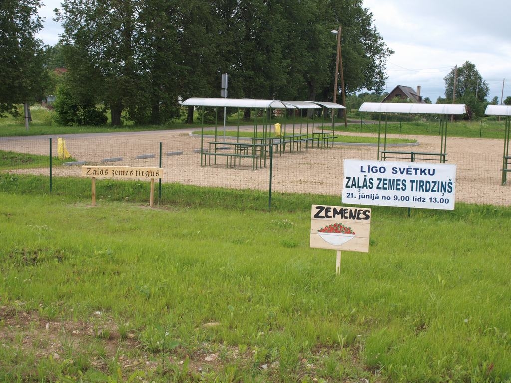 PAGAIDĀM TUKŠS. Zaļās zemes tirdziņā valda klusums. Tirgotāji zemenes izvēlas pārdot šosejas malā.  
Autors: Indulis Burka