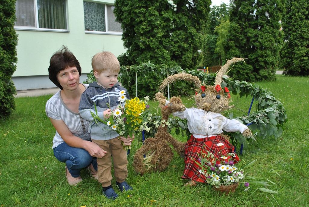 JĀNIS —  RETS VĀRDS. Aizkraukles pirmsskolas izglītības iestādē “Zīlīte” šodien ar uzvedumu un dziesmām svin Līgo svētkus, un gaviļnieku vidū ir arī skolotājas palīdze Līga Krasovska un divgadīgais bērnudārza audzēknis Jānis Zeimals. 200 bērnu skaitā gan nav nevienas Līgas un ir tikai daži Jāņi — diviem divgadīgiem  audzēkņiem Jānis ir pirmais vārds, bet vienam piecgadniekam — otrais vārds. 
Autors: Guna Mikasenoka