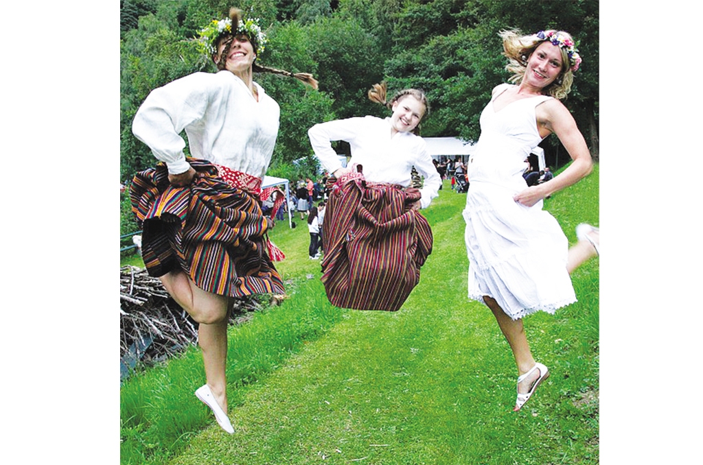 LĪGO NAKTS RITUĀLI. Svētku drānas, treju zāļu vainadziņi, dziesma un deja — tā ir daļa no latviskās līgošanas tradīcijām.     
Autors: no 