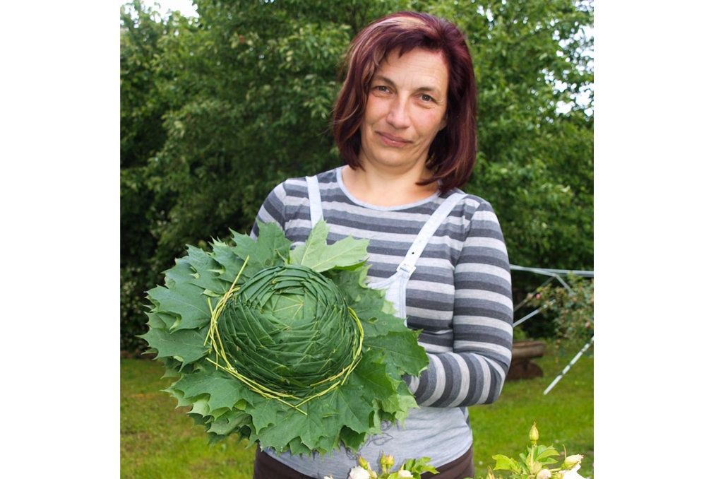 NODER NE TIKAI SVĒTKOS. Sandra Trakina teic, ka kļavas lapu cepures pēc Līgo vakara var izmantot arī vasaras darbos un atpūtā.     
Autors: Indulis Burka