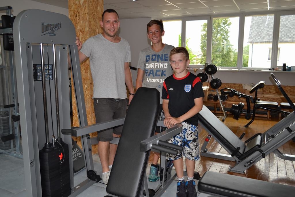 Gandrīz gatavs — tikai jāieklāj grīdas segums. Par jaunajiem trenažieriem prieks gan Uldim Dronkam (no kreisās), gan jaunajiem sportistiem — Elvijam Kalniņam un Andrejam Uzoliņam. 
Autors: Līga Patmalniece