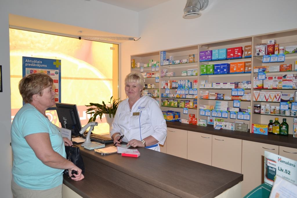 Ērti un izdevīgi. Jaunjelgavas aptiekas farmaceita asistente Guna Vimba (pa labi) apkalpo apmeklētājus jaunajās telpās. 
Autors: Ginta Grincēviča