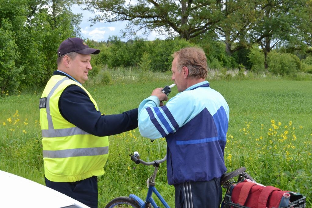 KAD DZERTS PAR DAUDZ. 1968. gadā dzimušais vīrietis teic, ka svētkos izdzēris spaini alus. Alkometra rādījums to apstiprina. 
Autors: Indulis Burka