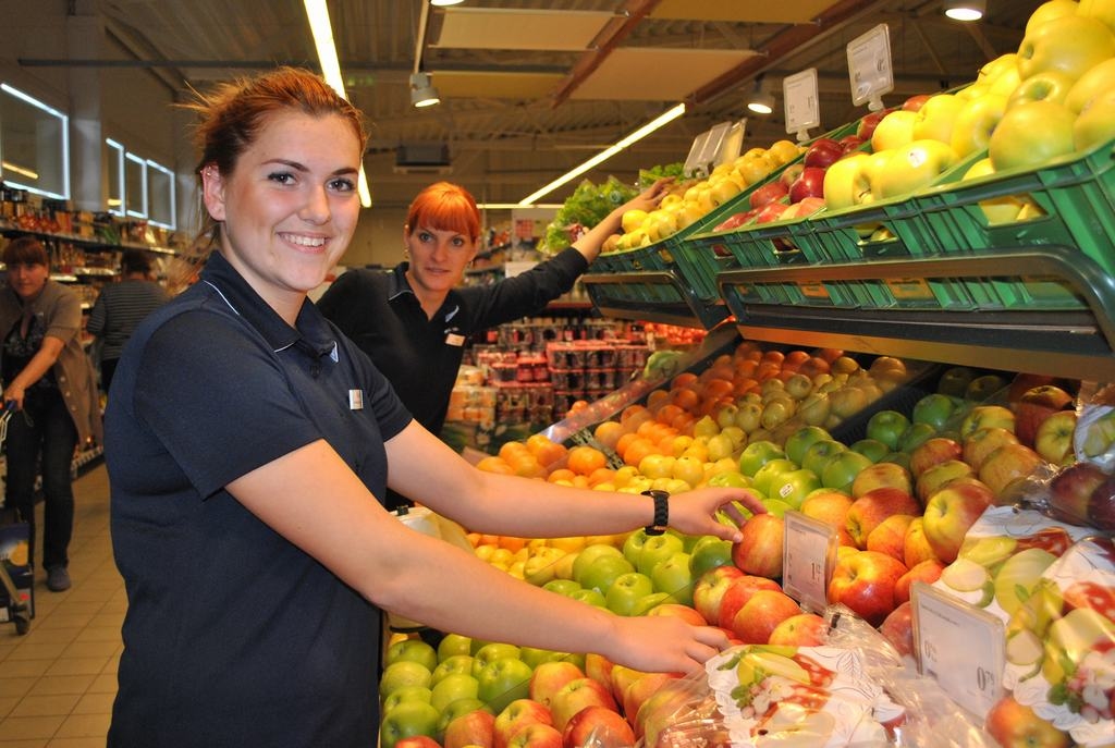 Mūža pirmā darbavieta. Veikala ‘‘Maxima’’ maiņas vecākā Aija Jakovļeva un Renāte Jefremenko (priekšplānā).
Autors: Imants Kaziļuns
