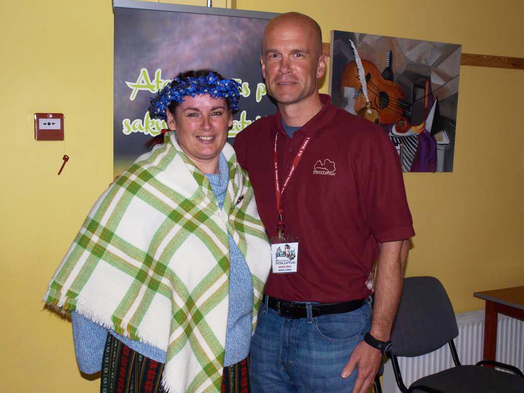 Piekto reizi Latvijā. Robertu Ābeli, viesojoties Jaunjelgavas novadā, sveic seciete Dace Vitkovska.
Autors: Imants Kaziļuns