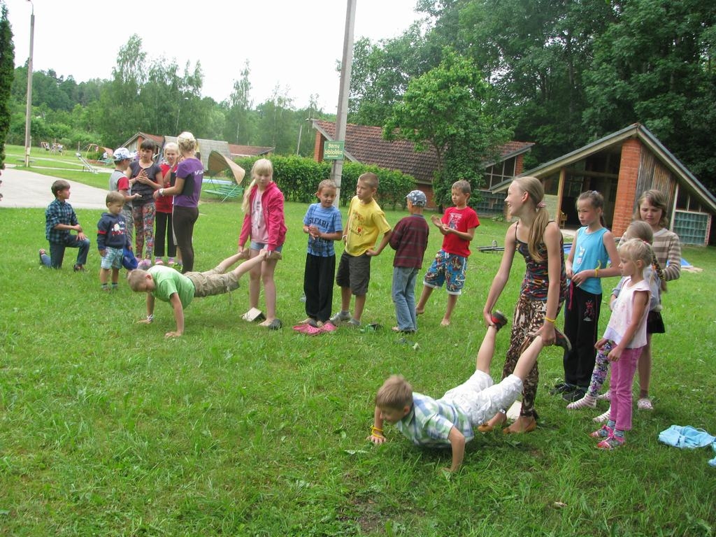 VĒRTĪGI PAVADĪTS LAIKS. Jaunie “Bērnu žūrijas” eksperti ne tikai lasa, bet arī vingro un piedalās dažādās stafetēs.    
Autors: Pēteris Galiņš