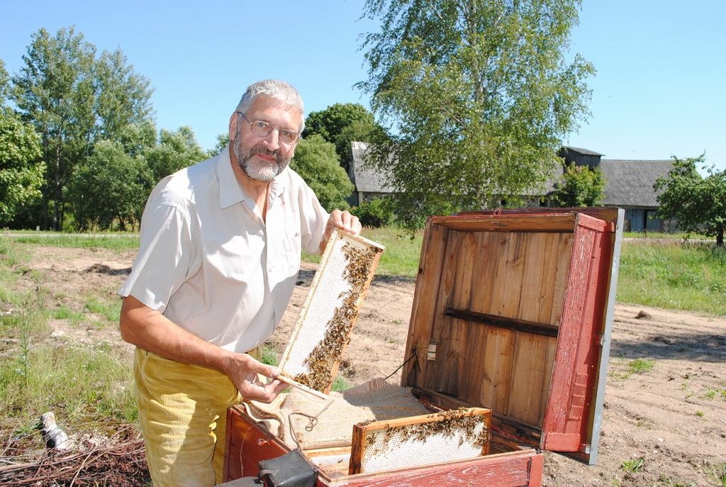 Vēl ekoloģiskāks nevar būt. Jānis Kārklis daļu savu bišu saimju novietojis tālu prom no intensīvās saimniekošanas laukiem.
Autors: no “Staburaga” arhīva