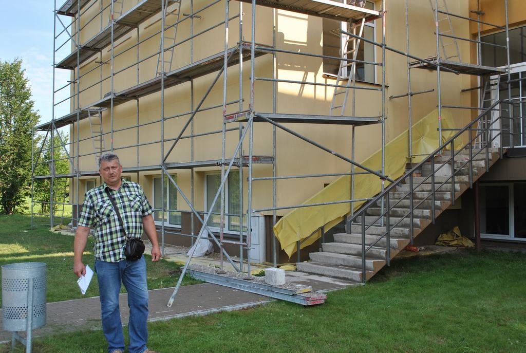 GAIDA AUDZĒKŅUS. Aizkraukles profesionālās vidusskolas saimniecības vadītājs Jānis Bērziņš teic, ka skola 1. septembrim ir gatava. 
Autors: Evita Apiņa