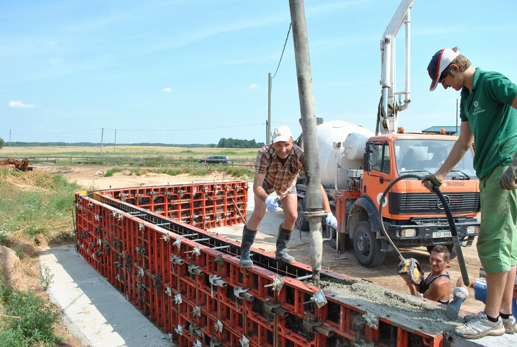 Noderētu arī kā hokeja laukums. Lejot betonu mēslu krātuves sienu veidnēs, joko SIA “Bormaņi” vadītājs Jānis Miezītis (pa kreisi).
Autors: Imants Kaziļuns