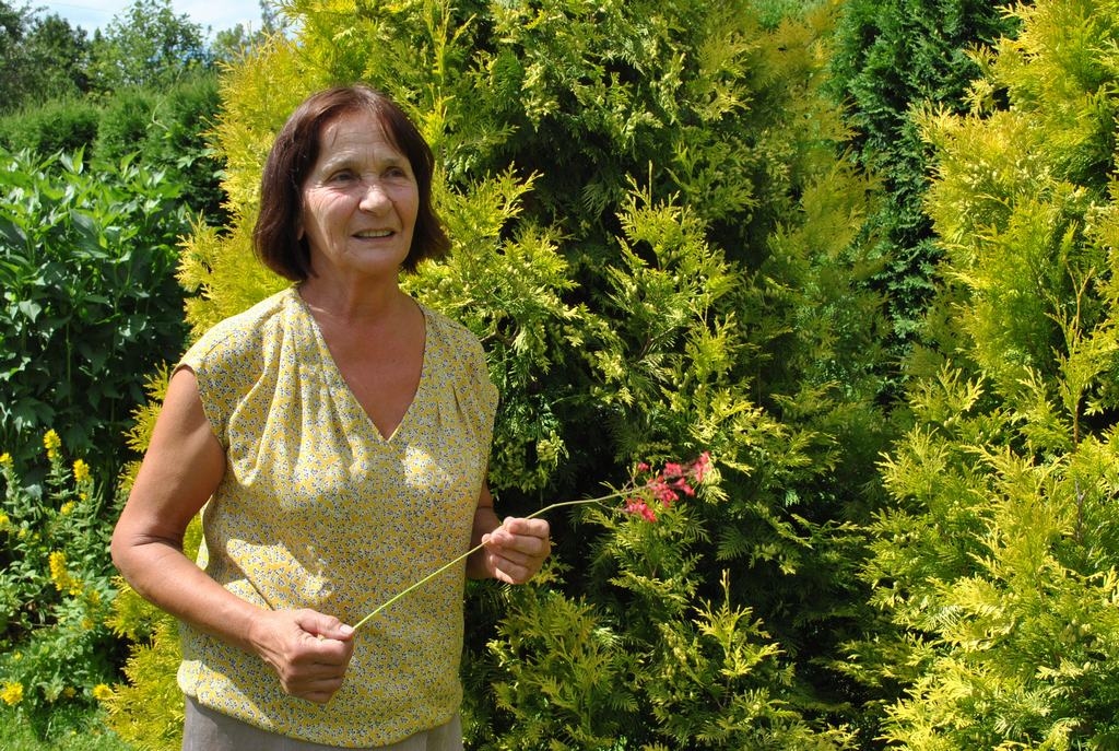 RŪPĪGA SAIMNIECE. Tamāra Mašinska ar mīlestību kopj katru augu. 

Autors: Imants Kaziļuns