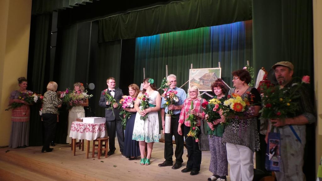 Pēc pirmizrādes. Daudzeses amatierteātra kolektīvs kopā ar režisori Ingunu Strazdiņu (otrajā rindā trešā no labās). Baibas Jukņēvičas 2009. gadā uzrakstītā luga “Ak, šī jaukā lauku dzīve!” iestudēta vai katrā Latvijas amatierteātrī.                 
Autors: no Daudzeses amatierteātra arhīva