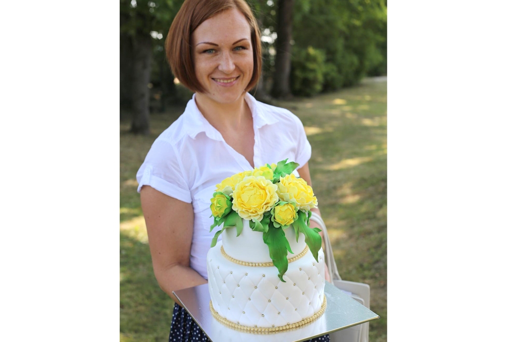 KARALISKA ARĪ GARŠA. Nedēļas nogalē Aucē kārumnieki balsoja par aizkrauklietes Zanes Valaines cepto torti “Meža karaliene”. 
Autors: no  “Siera kluba” arhīva