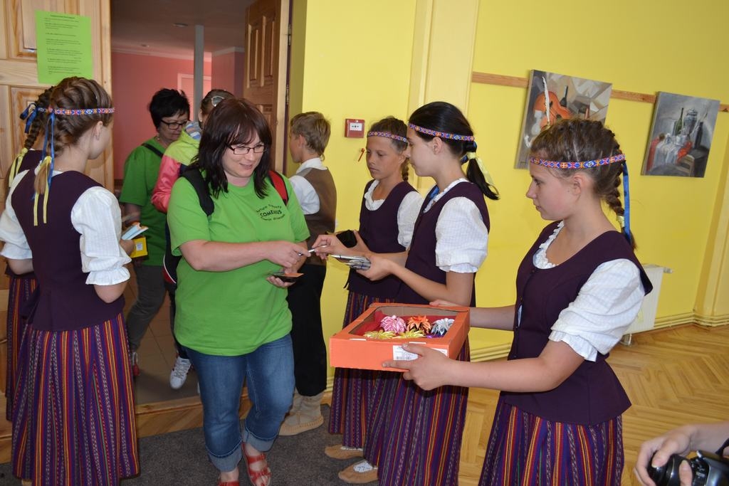 Dāvanas atmiņai. Poļu, čehu un slovāku jauniešus secieši apdāvināja  ar mazām piemiņas veltēm.
Autors: Imants Kaziļuns