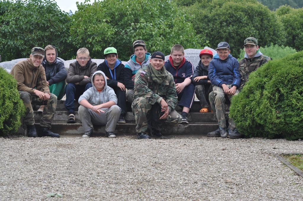 AIZKRAUKLES 509. JAUNSARGU VIENĪBA nometnē: Ēriks Gavars (no kreisās), Aivis Ozoliņš,  Krists Zablockis, Kristaps Jānis Avotiņš, Damīrs Zariņš, Ēriks Valdheims, instruktors Gints Kokins, Dainis Limanovskis, Lauris Strods, Silvestrs Prauliņš, Mārtiņš Valdheims.        
Autors: Gints Kokins