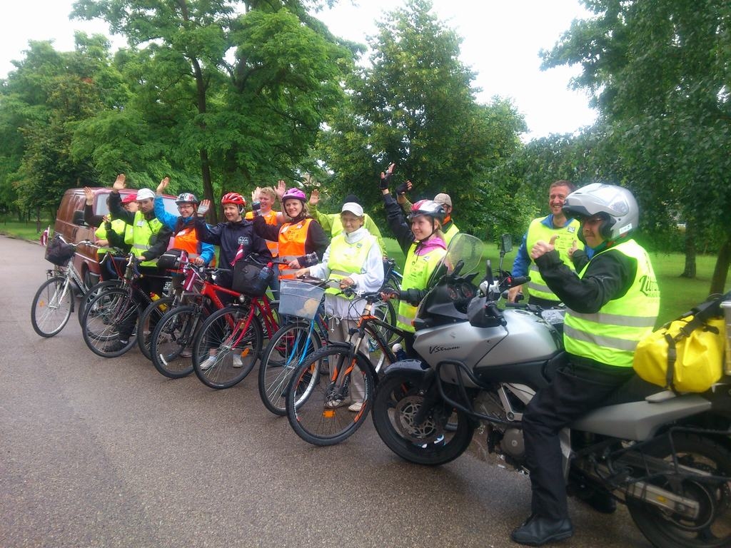 Latvijas komanda. Koknesiete Antra Vasiļevska (piektā no labās) kopā ar citiem Latvijas bibliotekāriem apciemoja vairākas bibliotēkas un nobrauca vairāk kā 300 kilometru.            
Autors: no personīgā arhīva