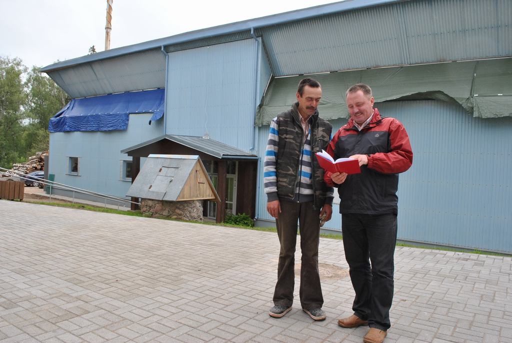 Vasaras darbi. Daudz darāmā šovasar ir arī Neretas Jāņa Jaunsudrabiņa vidusskolas direktores vietniekam saimnieciskajos darbos Laimonim Klimovičam (no labās) un saimniecības pārzinim Jurim Makučonim.
Autors: Imants Kaziļuns